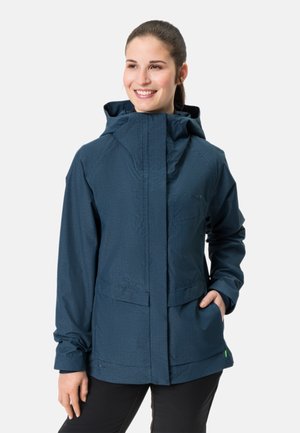 Dunkelblaue wasserdichte Jacke mit hohem Kragen, verstellbarem Kapuze, zwei Fronttaschen und einer glatten, strukturierten Oberfläche.