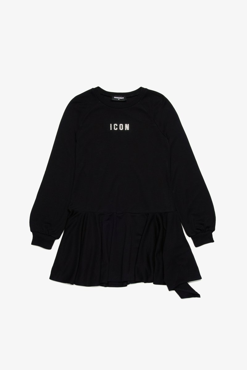 Melna gar袖零 kleita ar saplacinātu svārku un vārdu "IKONA" pērlēs krūtīs. Mīksta auduma ar vieglu spīdumu.