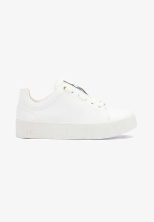Adidași albi cu un superior din piele netedă, vârf rotunjit și talpă groasă. Dispune de orificii aurii și un design minimalist.