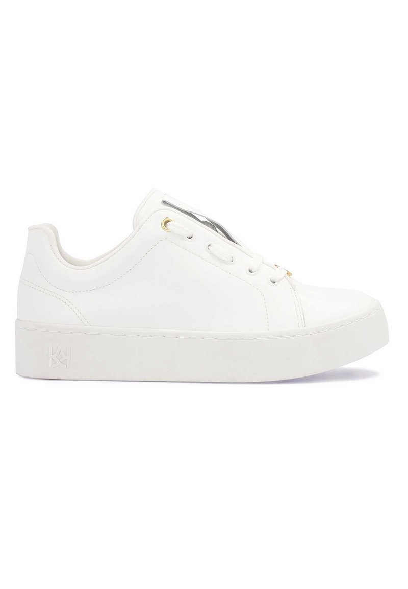 Valged sneakers, millel on siledast nahast ülaosa, ümar varvas ja paks platvormtald. Omab kuldseid silmadega ja minimalistlikku disaini.