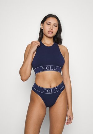 Marineblauw geribd crop top en high-waisted ondergoed met een contrasterende "POLO" band. Zachte stof, mouwloos ontwerp en figuurvormend model.