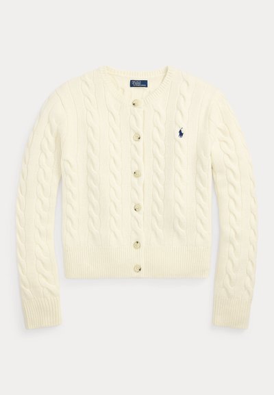 Cardigan crem tricotat cu model torsadat, cu nasturi, mâneci lungi și logo Polo Ralph Lauren brodat bleumarin pe piept.
