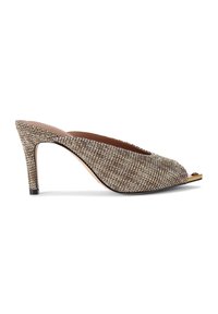 Scarpa con tacco alto aperta davanti, con un design intrecciato in un marrone dorato testurizzato. Presenta una silhouette elegante e un accento dorato lucido sulla punta.