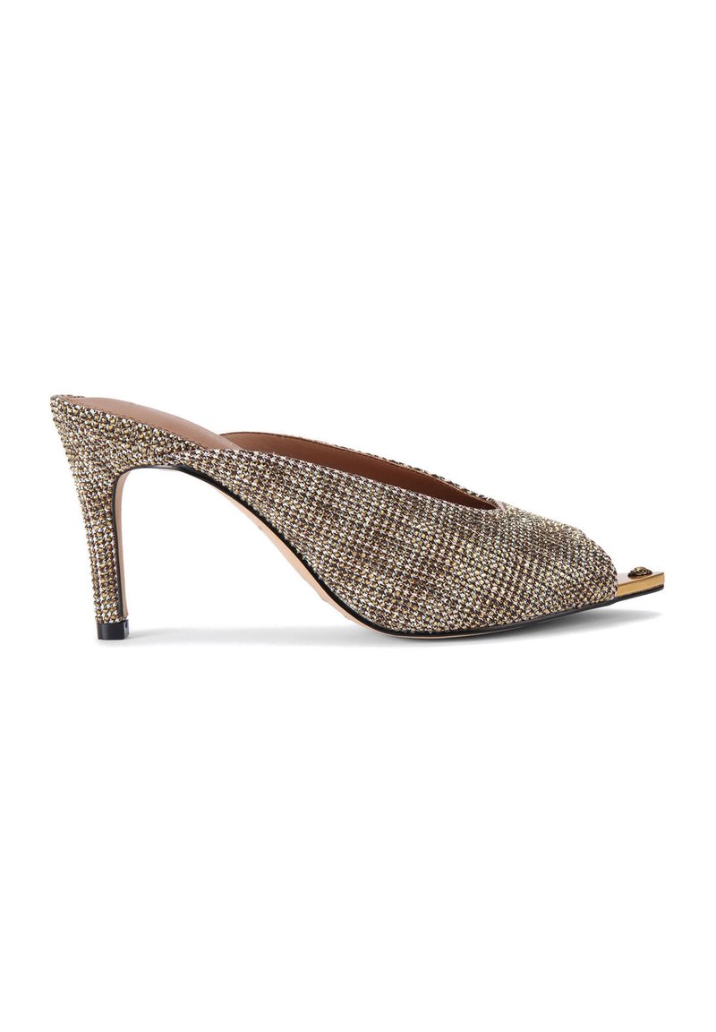 Scarpa con tacco alto aperta davanti, con un design intrecciato in un marrone dorato testurizzato. Presenta una silhouette elegante e un accento dorato lucido sulla punta.