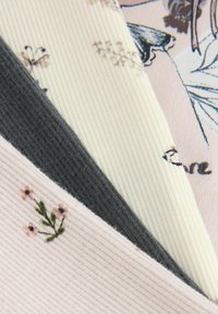 Drei Textilmuster: ein cremefarbener gerippter Stoff, ein dunkelgrauer gerippter Stoff und ein puderfarbener Stoff mit floralem Stickdesign und glatter Textur.
