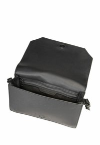 Czarna skórzana torba o teksturowanym wykończeniu, z magnetycznym zapięciem oraz kieszenią na zamek wewnątrz. Prosty, prostokątny kształt.