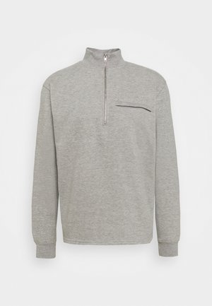 Grauer Pullover mit halbem Reißverschluss, langen Ärmeln, einer kleinen Fronttasche und weichem, strukturiertem Stoff. Einfaches und funktionales Design.