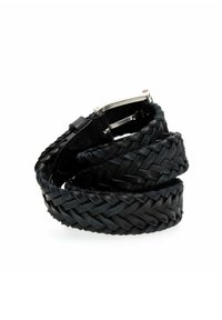 Cintura in pelle intrecciata nera con finitura testurizzata e fibbia argento metallico. Presenta un design a treccia, fissata con un anello alla fine.
