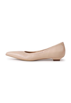Chaussure femme en cuir beige à bout pointu et talon bas, au design minimaliste, sur fond blanc.
