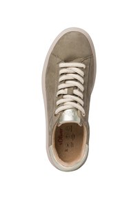 Lichtgrijze suède sneaker met crèmekleurige veters en metallic accenten. Beschikt over een ronde neus en een gevoerd interieur. Zachte textuur in het geheel.