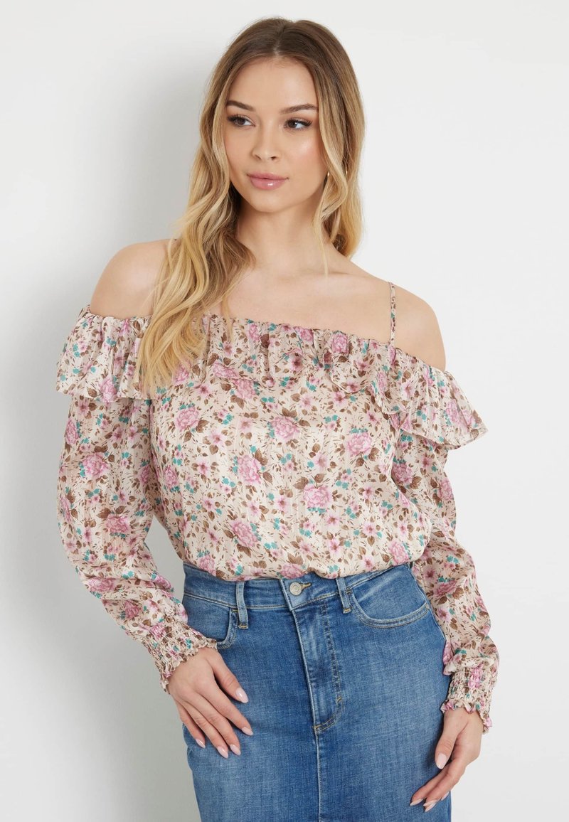 Blomstret off-shoulder blouse med flæser i bløde pastelfarver, der har lange ærmer med elastiske manchetter. Letvægtsstof.