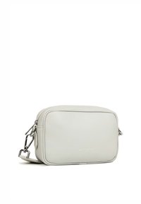 Borsa a tracolla in pelle grigio chiaro con forma rettangolare, chiusura con zip, dettagli cuciti e gancio in argento sulla tracolla regolabile.