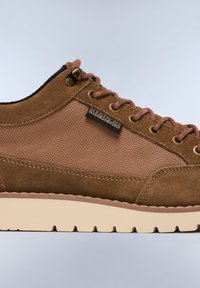Brązowe zamszowe i siateczkowe sneakersy z beżową gumową podeszwą, posiadające brązowe oczka i czatną łatę z logo po boku.