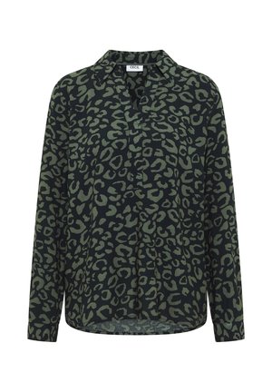 Camisa negra con estampado de leopardo verde, de manga larga, con cuello y un corte holgado. Presenta un diseño de pliegues en la parte delantera y un dobladillo redondeado.