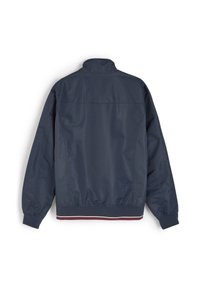 Granatowa kurtka przeciwwiatrowa z wysokim kołnierzem, elastycznymi mankietami i ściągaczem przy dolnej krawędzi, ozdobiona czerwonymi i białymi paskami. Gładka, lekka tekstura.