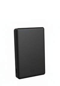 Power bank rettangolare nero con superficie liscia opaca, bordi arrotondati e una singola porta USB su un lato. Presente marchio CE.