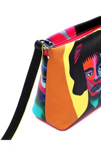 Mehrfarbige Handtasche mit abstraktem Grafikdesign. Verfügt über eine glatte synthetische Oberfläche, rechteckige Form, schwarzen Träger und silberne Hardware-Details.