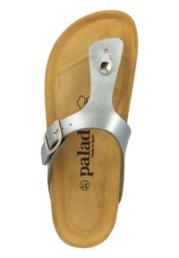 Silver syntetisk sandal med tåsflips och justerbart spänne, korkfotbed och subtilt ingraverad logotyp på en beige innersula.