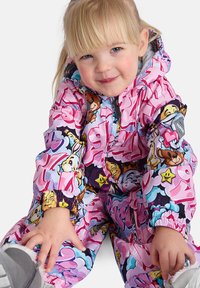 Šviesiai rožinė izoliuota snowsuit su animacinių filmų raštais, su kapišonu, elastingomis rankogaliais ir logotipo detalę ant rankovės. Minkšta, pūkuota struktūra.