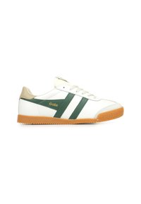 Zapatilla blanca con rayas verdes y acentos marrones, que presenta una suela de goma texturizada y puntera redondeada. Logotipo de Gola mostrado en el costado.