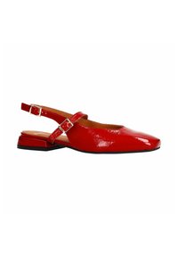 Rode patenten leren slingback schoenen met een spitse neus, platte hak, verstelbare gespsluiting en een gladde, glanzende textuur.