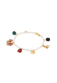 Bracciale con charm in tono oro, caratterizzato da perle bianche, pietra verde e charm di una farfalla, una coccinella, una stella e un uccello in accenti rossi e dorati.