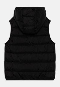 Czarna bezrękawnikowa kamizelka puchowa z kapturem, pikowanym wzorem i gładką, błyszczącą fakturą z poziomymi przeszyciami.