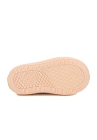 La semelle de la sneaker rose clair présente des motifs de grip texturés, des bords lisses et un matériau en caoutchouc avec un design en losange surélevé pour une meilleure adhérence.