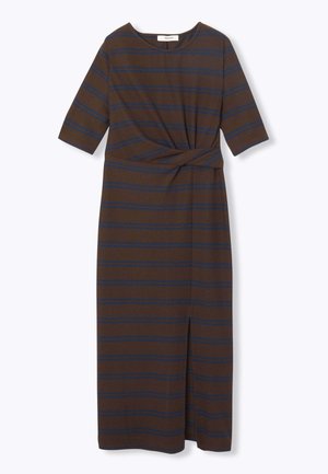 Robe rayée marron et bleue avec des manches courtes, détail de taille nouée, coupe mi-genoux et fente latérale pour le mouvement. Fabriquée en tissu doux.
