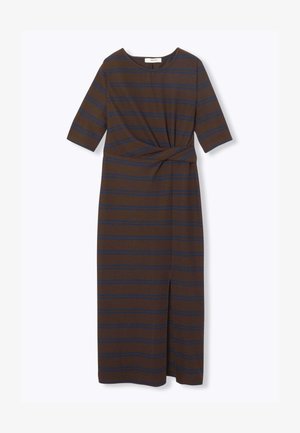 La robe rayée marron présente un col rond, des manches courtes, un détail de taille nouée et une fente à l'avant, mettant en valeur une texture de tissu lisse.