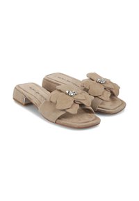 Sandalias de ante beige sin hebillas con acentos florales, que cuentan con un bajo tacón cuadrado y embellishments. Suela plana y plantilla acolchada para mayor comodidad.