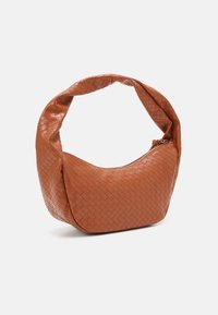 Sac à main en cuir tressé marron avec une forme arrondie et une sangle oversize. Dispose d'une fermeture éclair sur le dessus. Surface texturée pour une meilleure prise en main.