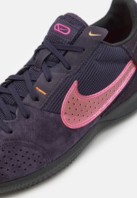 Nike Performance STREETGATO - Sapatilha de treino - cave purple/pink blast/off-noir