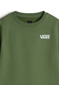Felpa verde oliva realizzata in tessuto misto cotone, con scollatura a girocollo e logo "VANS" bianco sulla parte sinistra del petto.