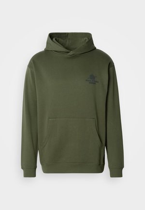 Olivgrüner Kapuzenpullover aus weichem Stoff, mit einer Futertasche und einem kleinen Logodruck auf der Brust. Klassische Passform.