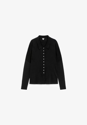 Schwarzes Langarmhemd mit einem kragenartigen Ausschnitt, vorderer Knopfleiste mit kleinen weißen Knöpfen, aus einem weichen, strukturierten Stoff hergestellt.