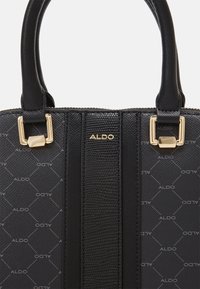 Černá kabelka z texturované umělé kůže, s kovovými zlatými doplňky, logem ALDO a diamantovým vzorem po celé ploše.