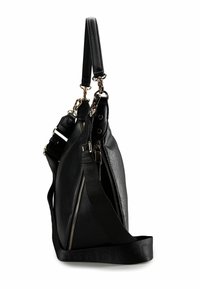 Zwarte lederen tas met een gestructureerde vorm, metalen ritsen en een combinatieband met hardware-accenten en een gestructureerde afwerking.