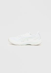 Chaussure de course athlétique blanche avec tige en mesh, semelle rembourrée et bandes latérales iridescentes.