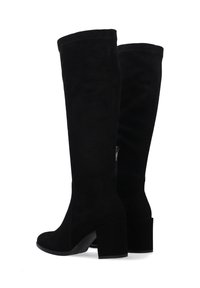 Schwarze Wildleder-Stiefel bis zum Knie mit einem dicken Absatz. Sie verfügen über eine glatte Textur und einen seitlichen Reißverschluss für einfaches An- und Ausziehen. Klassisches Design für vielseitige Styling-Möglichkeiten.