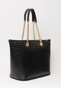 Borsa a tracolla nera con motivo a logo in rilievo, materiale sintetico, dettagli in catena dorata, forma strutturata e doppi manici. Chiusura con zip nella parte superiore.