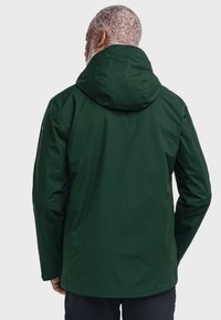 Giacca impermeabile verde scuro con cappuccio, caratterizzata da una texture liscia e una vestibilità rilassata, vista da dietro.