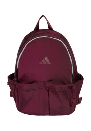 Mørkerød sportstask med reflekstrim og Adidas-logo på fronten, med sidelommer og et øverste bærehåndtag.