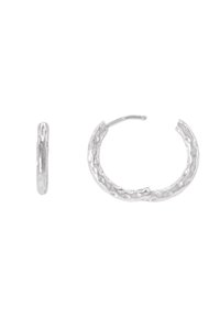 Orecchini a cerchio in argento con una texture martellata, caratterizzati da una forma liscia e arrotondata e un semplice meccanismo di chiusura.