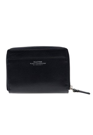 Portafoglio in pelle nera con una texture liscia, chiusura con zip e un logo in argento. Presenta slot per carte e una forma rettangolare compatta.