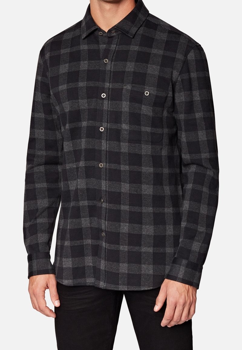 Zwart en grijs geblokt flanellen shirt met lange mouwen, knoopsluiting, enkele borstzak en zachte textuur. Bevat een klassieke kraag en omgeslagen mouwen.