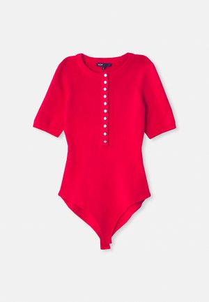 Röd ribbad bodysuit med rund halsringning, korta ärmar och en rad av sex vita knappar framtill. Mjuk, elastisk tyg.