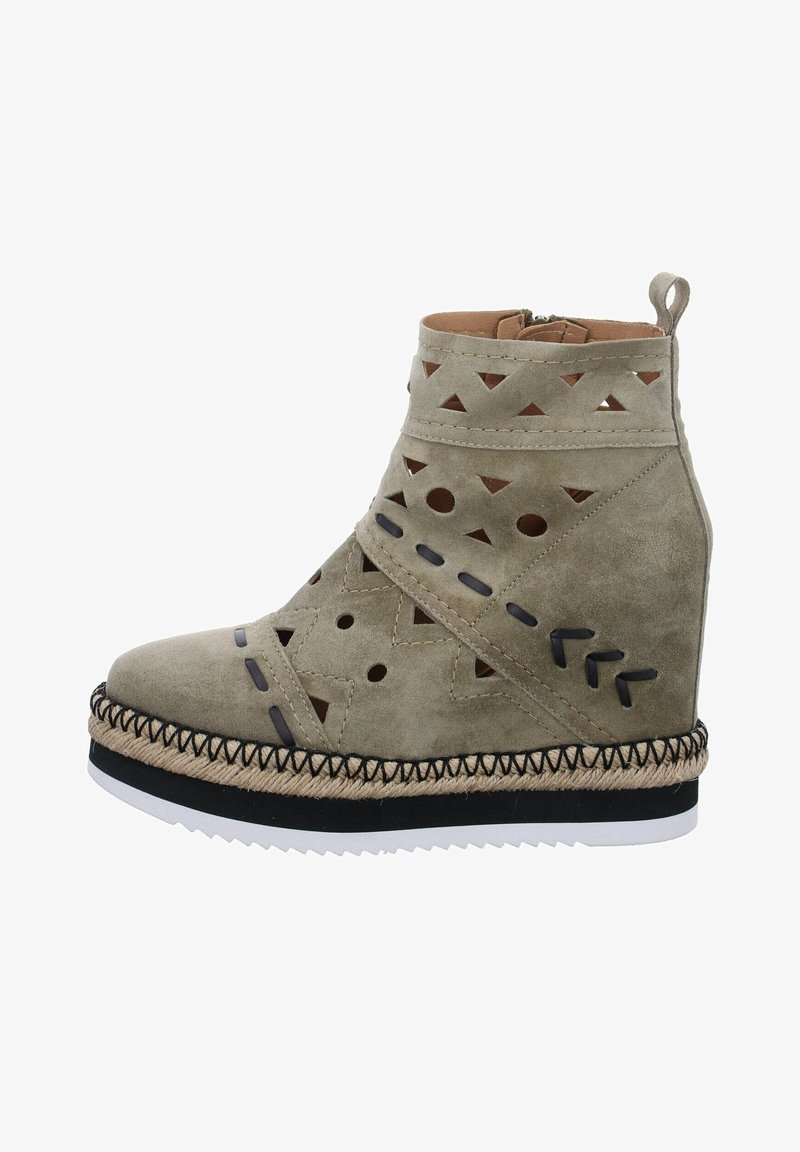 Bota de tobillo de ante beige con patrones geométricos recortados, acentos negros, bordes cosidos y una suela de estilo yute tejido. Cuenta con una cremallera.