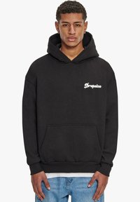 Schwarze Hoodie aus weichem Stoff, featuring eine vordere Kängurutasche und weißem "Dropsize"-Logo auf der Brust, mit gerippten Bündchen und Saum.