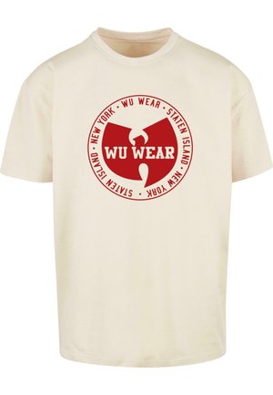 Kremasto pamučna majica s kratkim rukavima koja sadrži okrugli crveni logo s tekstom "WU WEAR," "NEW YORK" i "STATEN ISLAND" u bijeloj boji. Klasični kroj.